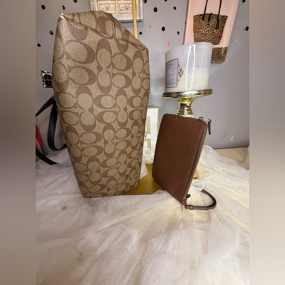 4FER Coach Brown Signature Tote and Pouch Set - Picture 6 of 17